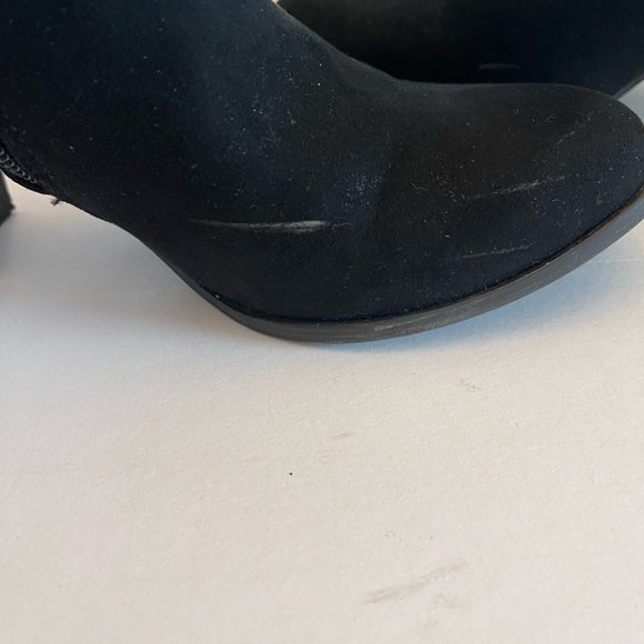 Fergalicious Women’s Black Capital Suede Ankle Boots Tassle Side Zip Size 8.5 - Picture 9 of 10